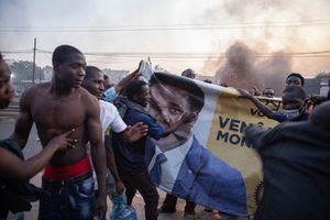 Protesters from the Maxaquene neighborhood demonstrate in Maputo on October 24, 2024 in front of a poster with the picture of independent presidential candidate Venâncio Mondlane.